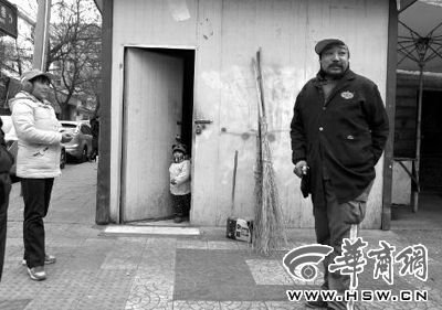 由于沒(méi)人照看，爸爸媽媽干活時(shí)帶著兩歲多的小韓靈  本報(bào)記者 董國(guó)梁 攝 