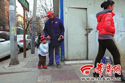 由于沒(méi)人照看，爸爸媽媽干活時(shí)帶著兩歲多的小韓靈  本報(bào)記者 董國(guó)梁 攝 