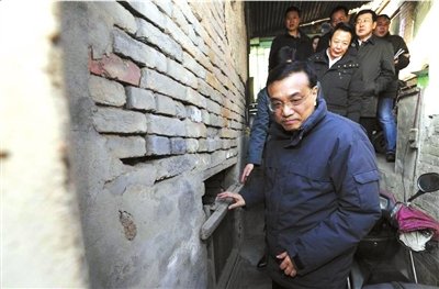 昨天，李克強看望包頭北梁棚戶區(qū)居民。新華社發(fā)