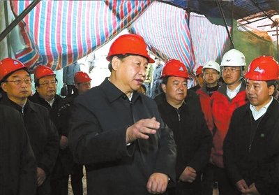 昨天，習近平在甘肅東鄉(xiāng)察看滑坡重建現(xiàn)場。新華社發(fā)